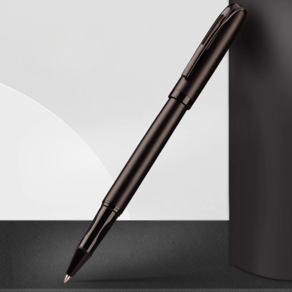 Forma Precision – precyzja w eleganckiej formie - długopis żelowy w głębokiej czerni na eleganckim tle.