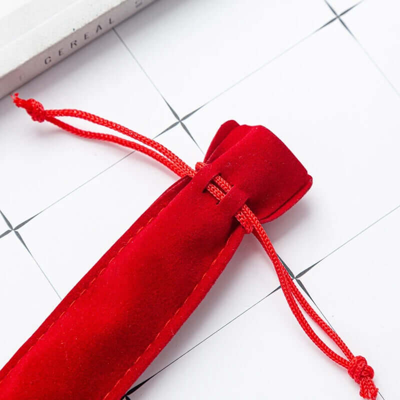 Czerwone aksamitne etui na pióro z sznurkiem do zamykania, zapobiegające zarysowaniom, z materiału flanelowego.