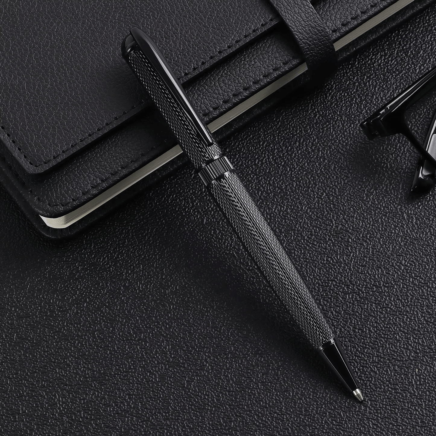 Czarny długopis na prezent