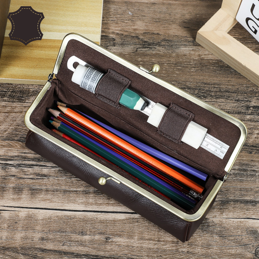 Skórzany piórnik na przybory – brązowy, z zapięciem kulkowym