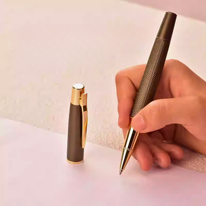 Długopis żelowy Graphite Luxe – nowoczesność w złotym wykończeniu - długopis żelowy w użyciu.