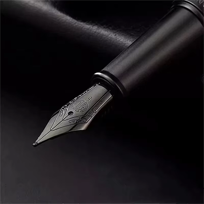 Pióro wieczne Eclipse Noir – głęboka czerń i tajemniczość z elegancką stalówką na czarnym tle.