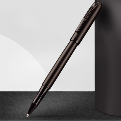 Forma Precision – precyzja w eleganckiej formie - długopis żelowy w głębokiej czerni na eleganckim tle.