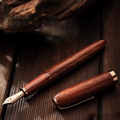 Pióro wieczne Solenne Wood – drewno z klasą na drewnianym tle.