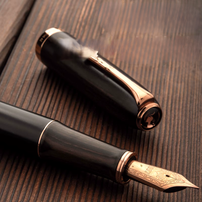 Pióro wieczne Solenne Wood – drewno z klasą, eleganckie z różowo-złotą stalówką i wykończeniami.