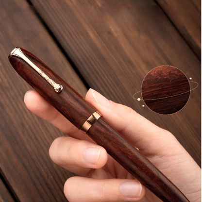 Pióro wieczne Solenne Wood – drewno z klasą. Elegancki korpus z naturalnego drewna i różowo-złotą stalówką.