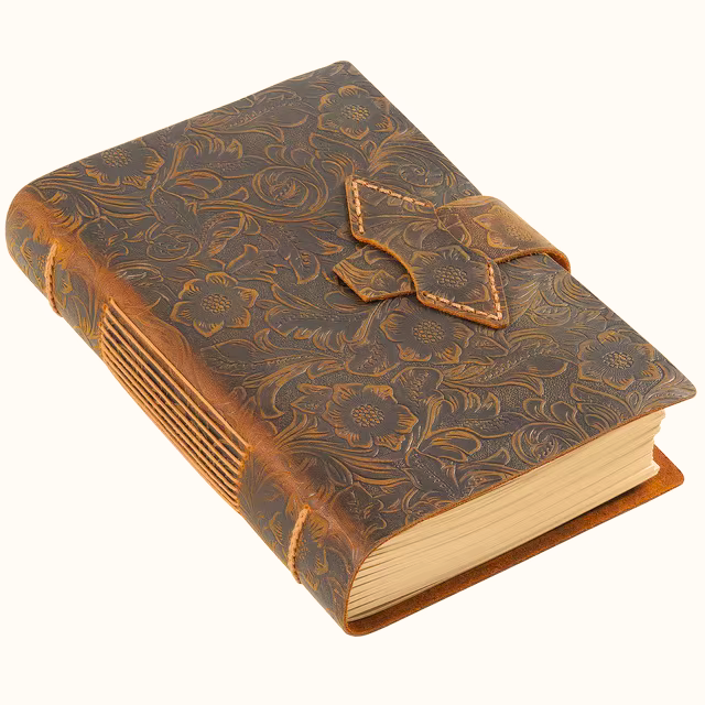 Codex Terra – skórzany notatnik A5 z papierem kraft (400 stron) w eleganckiej oprawie z ręcznie wykonanym zdobieniem.