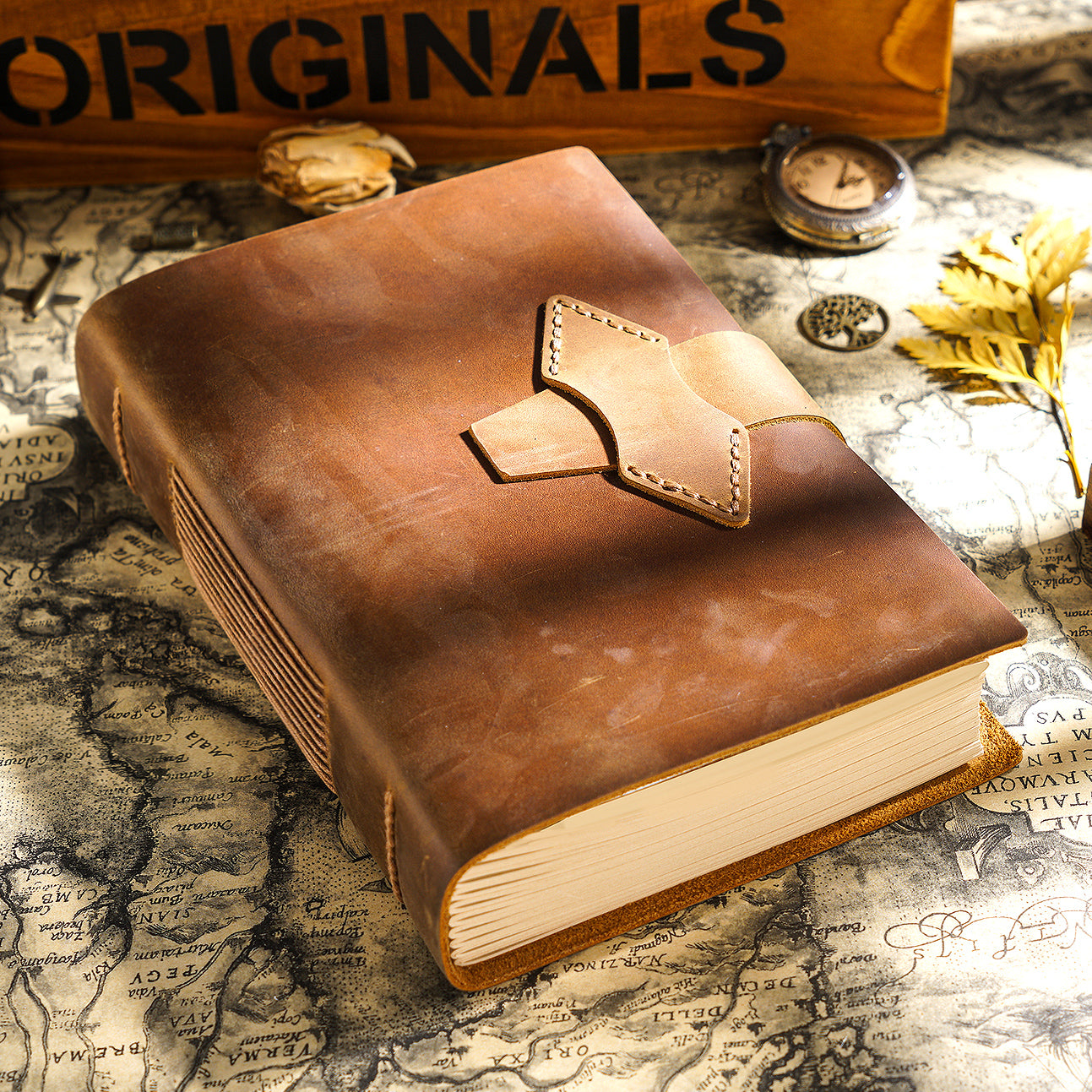 Codex Terra – skórzany notatnik A5 z papierem kraft (400 stron) na stylowej mapie.