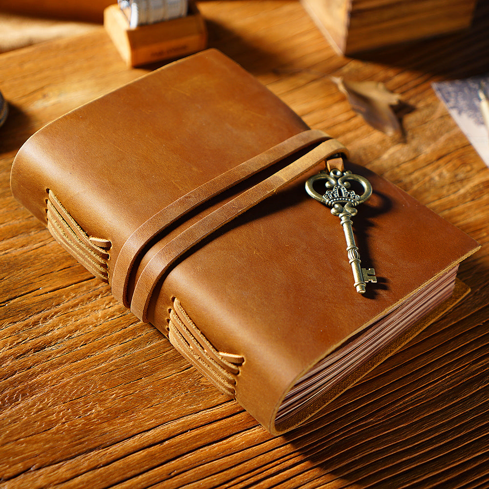 Codex Antiqua – notatnik vintage z kluczem i papierem kraft