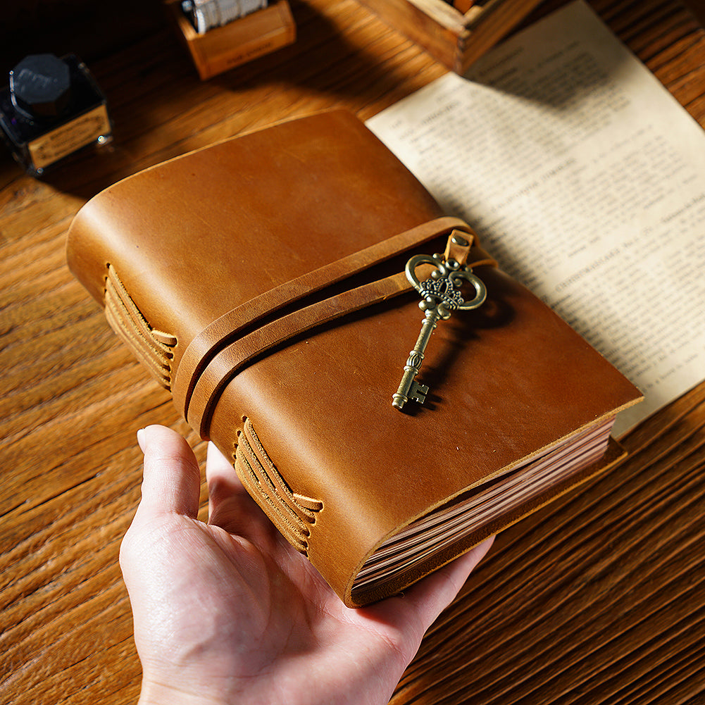 Codex Antiqua – notatnik vintage z kluczem i papierem kraft