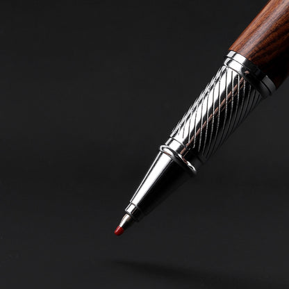 Linea Legno – długopis żelowy z duszą drewna, elegancki z drewnianym uchwytem i metalowym wykończeniem.