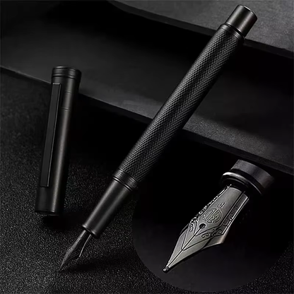 Zestaw prezentowy Eclipse Noir – pióro i długopis w eleganckim czarnym pudełku na eleganckim tle.