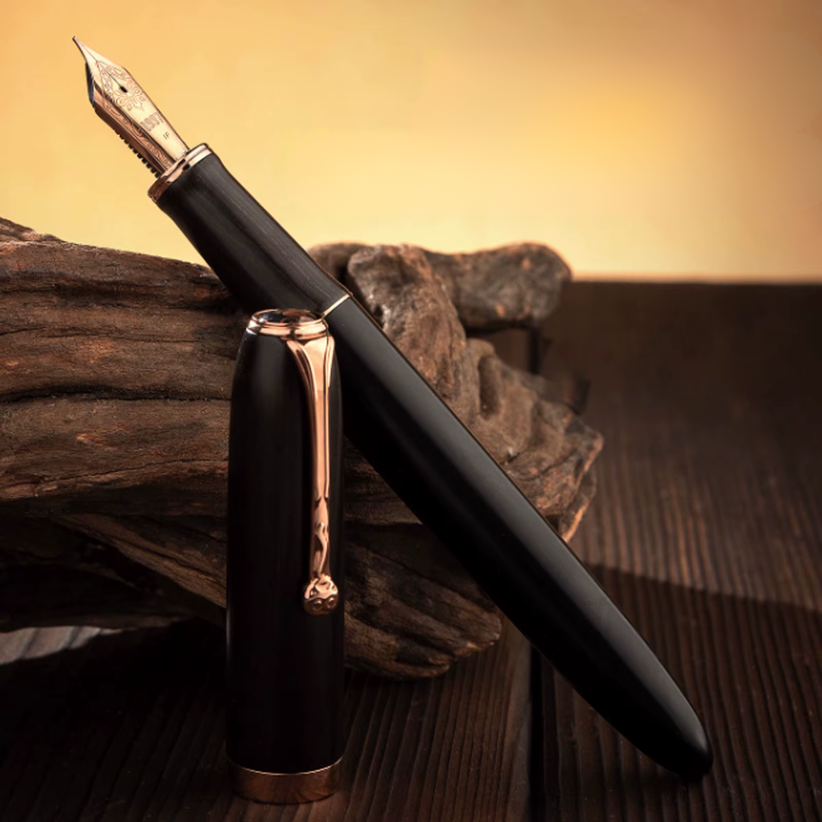Pióro wieczne Solenne Wood – drewno z klasą na tle naturalnego drewna, elegancka stalówka i wykończenie