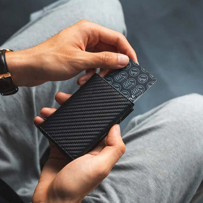 Skórzany portfel carbon z ochroną RFID - zamykanie magnetyczne