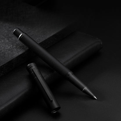 Eclipse Noir – głęboka czerń i tajemniczość - długopis żelowy na czarnym tle, elegancki design